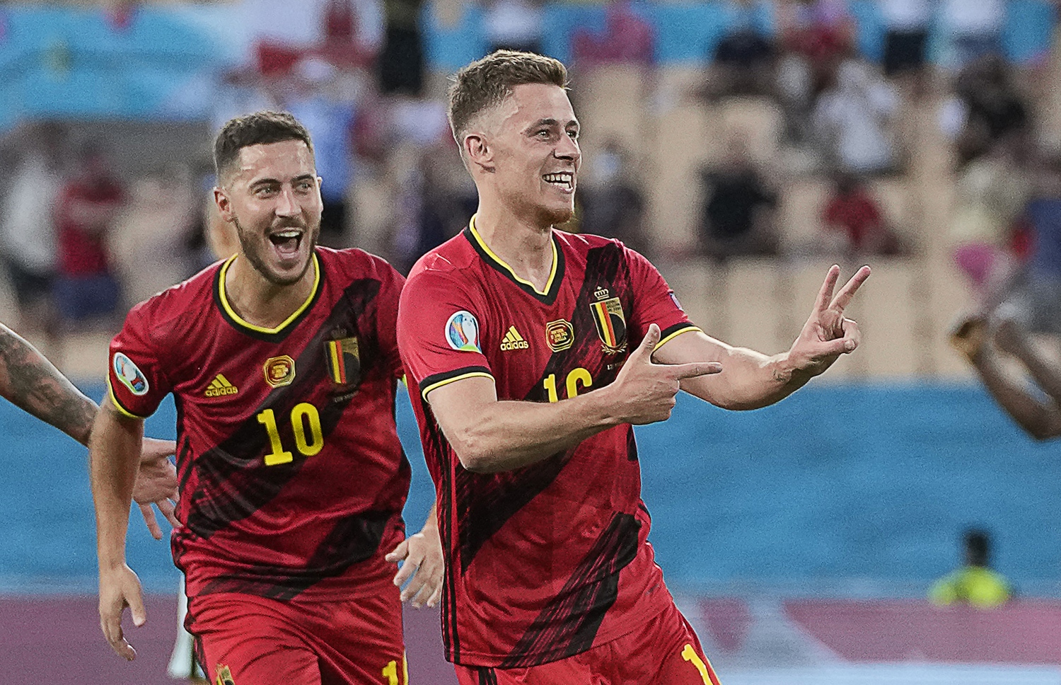 ސެވިއްޔާ - ޖޫން 28، 2021: ޔޫރޯ 2020 ގެ ދެ ވަނަ ބުރުގައި ބެލްޖިއަމް އާއި ޕޯޗުގަލް ރޭ ކުޅުނު މެޗުގައި ބެލްޖިއަމްގެ ފޯވާޑް ތޯގަން ހެޒާޑް (ކ) ލަނޑު ޖެހުމަށް ފަހު އޭނާގެ ބޭބެ އެޑެން ހަޒާޑާ އެކު އުފާފާޅު ކުރަނީ: ޕޯޗުގަލް އަތުން 1-0 އިން މޮޅުވެ ބެލްޖިއަމް ވަނީ ކުއާޓަ ފައިނަލަށް ދަތުރުކޮށްފައި. --ފޮޓޯ:އޭއެފްޕީ