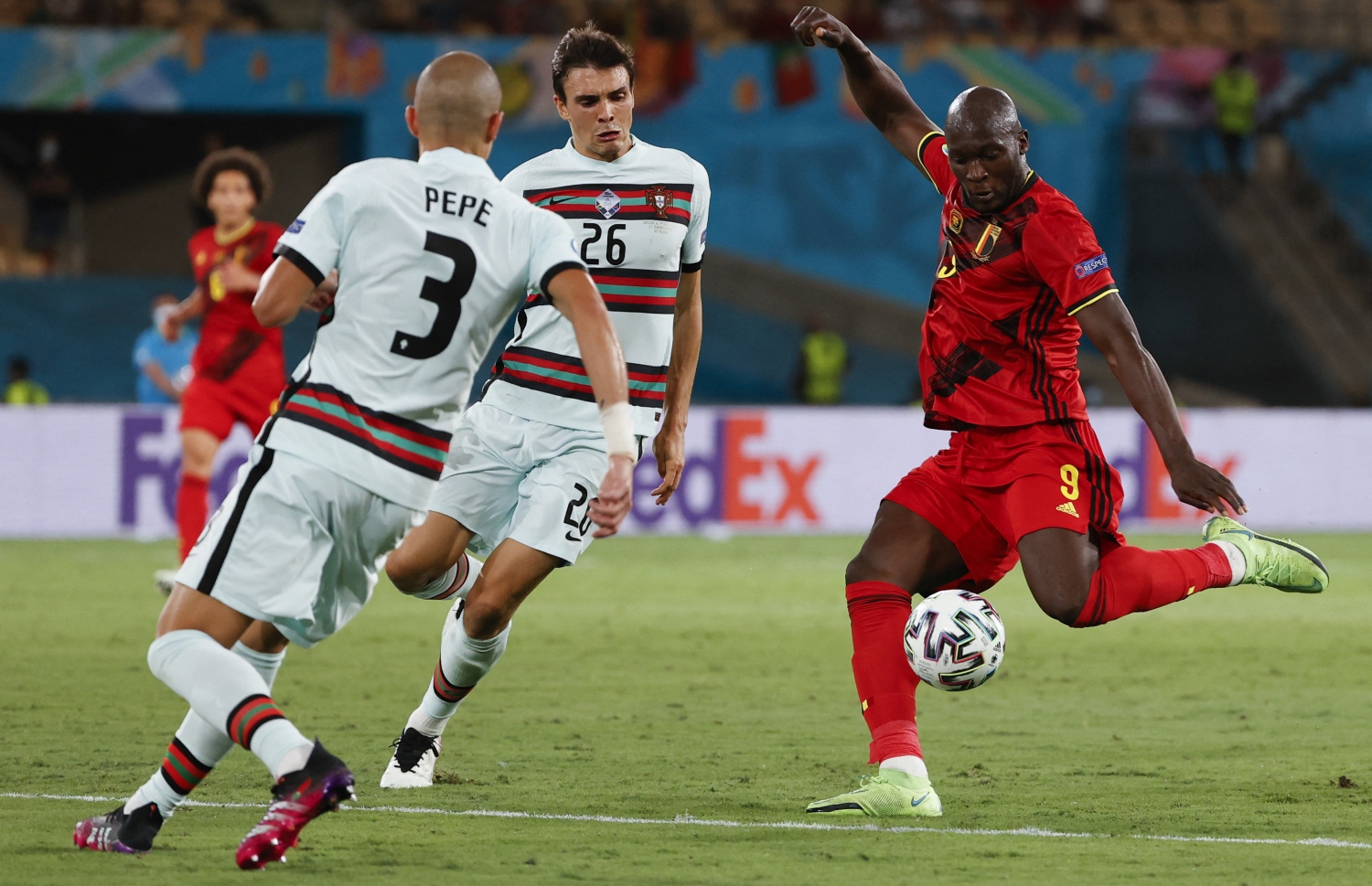 ސެވިއްޔާ - ޖޫން 28، 2021: ޔޫރޯ 2020 ގެ ދެ ވަނަ ބުރުގައި ބެލްޖިއަމާ ދެކޮޅަށް ޕޯޗުގަލް ރޭ ކުޅުނު މެޗުގައި ބެލްޖިއަމްގެ ފޯވާޑް ލުކާކޫ (9) ގޯލަށް ޝޫޓް ކުރަނީ: ޕޯޗުގަލް އަތުން 1-0 އިން މޮޅުވެ ބެލްޖިއަމް ވަނީ ކުއާޓަ ފައިނަލަށް ދަތުރުކޮށްފައި. --ފޮޓޯ:އޭއެފްޕީ