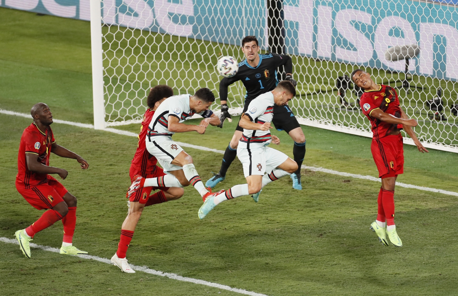 ސެވިއްޔާ - ޖޫން 28، 2021: ޔޫރޯ 2020 ގެ ދެ ވަނަ ބުރުގައި ބެލްޖިއަމާ ދެކޮޅަށް ޕޯޗުގަލް ރޭ ކުޅުނު މެޗުގައި ޕޯޗުގަލްގެ ފޯވާޑް ރޮނާލްޑޯ ބޮލުން ގޯލަށް ޖަހަނީ: ޕޯޗުގަލް އަތުން 1-0 އިން މޮޅުވެ ބެލްޖިއަމް ވަނީ ކުއާޓަ ފައިނަލަށް ދަތުރުކޮށްފައި. --ފޮޓޯ:އޭއެފްޕީ