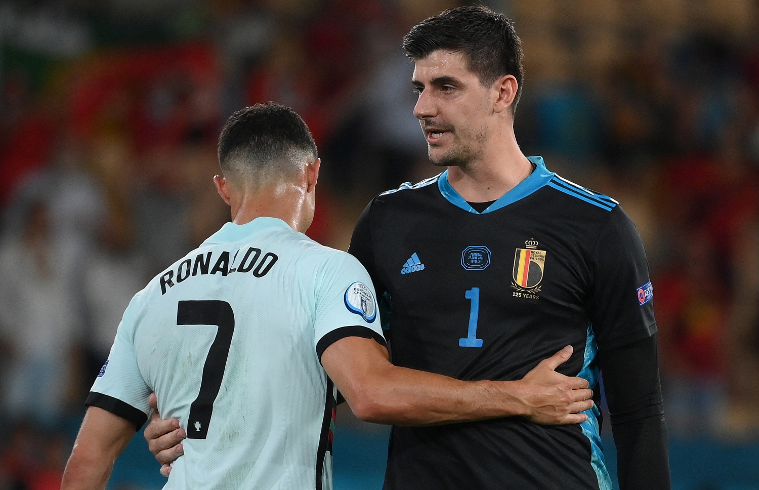 ސެވިއްޔާ - ޖޫން 28، 2021: ޔޫރޯ 2020 ގެ ދެ ވަނަ ބުރުގައި ބެލްޖިއަމާ ދެކޮޅަށް ޕޯޗުގަލް ރޭ ކުޅުނު މެޗަށް ފަހު ބެލްޖިއަމްގެ ކީޕަރު ކޯޓުއާ އާއި ޕޯޗުގަލް ކެޕްޓަން ރޮނާލްޑޯ ސަލާމް ކުރަނީ: ޕޯޗުގަލް އަތުން 1-0 އިން މޮޅުވެ ބެލްޖިއަމް ވަނީ ކުއާޓަ ފައިނަލަށް ދަތުރުކޮށްފައި. --ފޮޓޯ:އޭއެފްޕީ