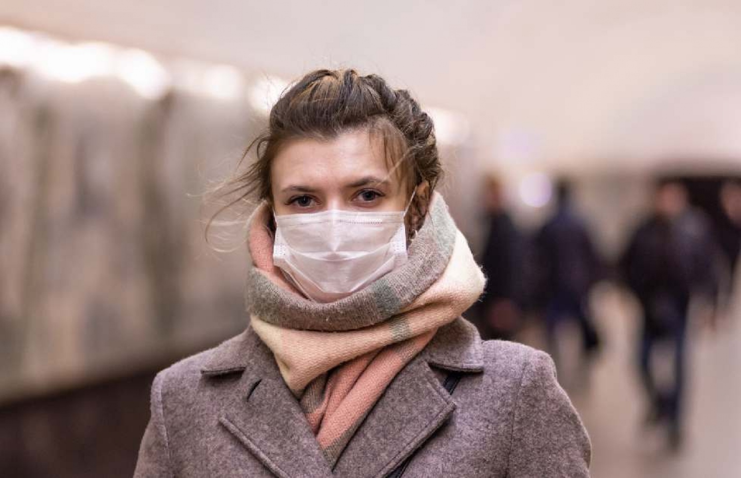 މީހަކު މާސްކެއް އަޅައިގެން.