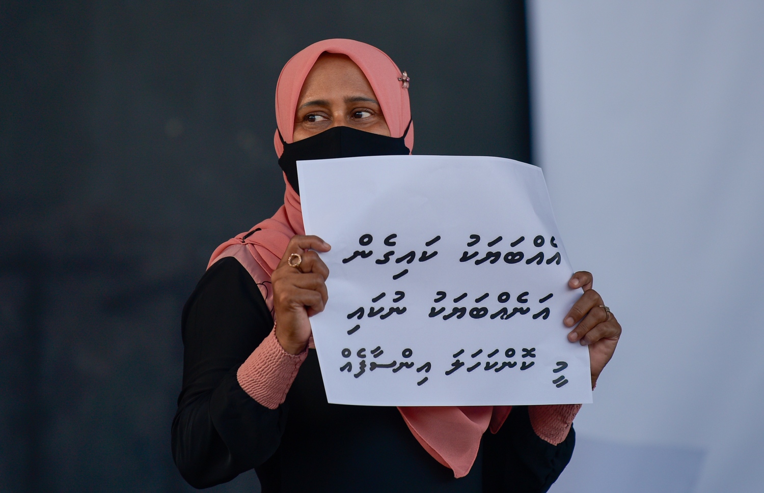 ރެސްޓޯރެންޓްތަކުގެ ވެރިން ބޭއްވި އެއްވުމުގައި މީހަކު ޕޯސްޓަރެއް ހިފަައްޓައިގެން--ފޮޓޯ: މުހައްމަދު އަވްޝަން އިލިޔާސް/މިހާރު