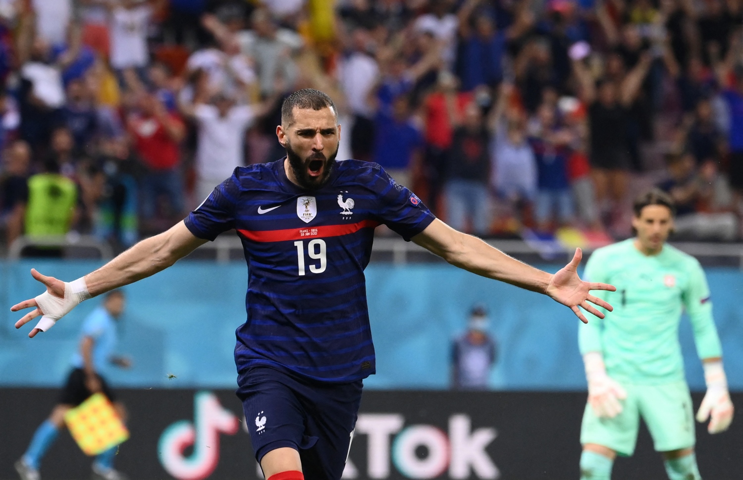 ފްރާންސަށް ނަތީޖާ ހަމަހަމަ ކޮށްދިން ބެންޒެމާ އުފާފާޅު ކުރަނީ --- ފޮޓޯ: އޭއެފްޕީ