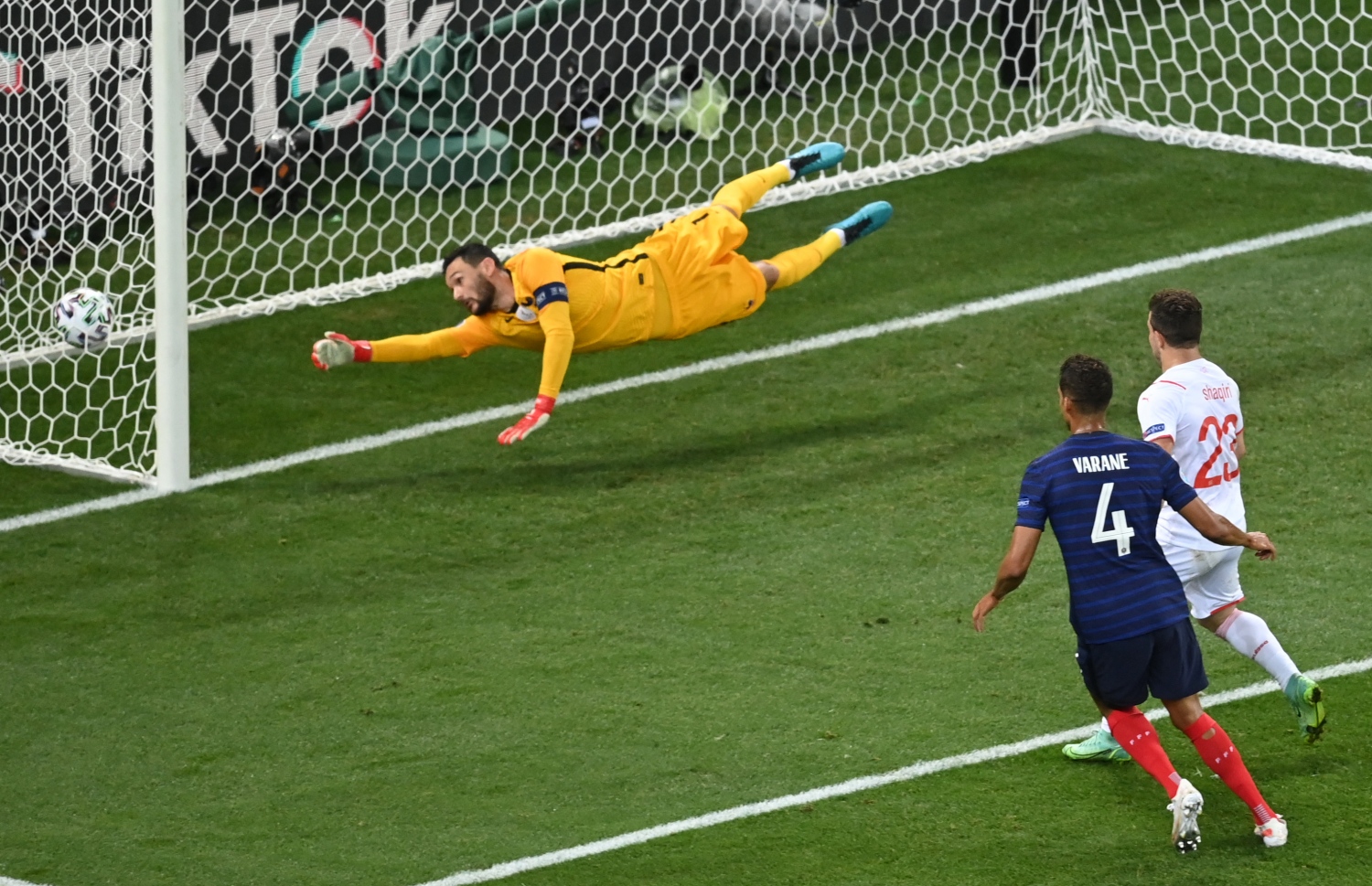 ބުކަރެސްޓް - ޖޫން 28، 2021: ޔޫރޯ 2020 ދެވަނަ ބުރުގެ މެޗުގައި ފްރާންސްގެ ގޯލަށް ސްވިޒަލެންޑުގެ ފުރަތަމަ ލަނޑު ޖަހަނީ: މެޗުގެ ފުރިހަމަ ވަގުތާއި އިތުރު ވަގުތު 3-3 އިން އެއްވަރުވުމުން ނަތީޖާ ނެރެން ޖެހި ޕެނަލްޓީގައި 5-4 އިން ބަލިވެ ފްރާންސް ކެޓީ އެމްބާޕޭގެ ޕެނަލްޓީ ނާކާމިޔާބުވުމުން. --ފޮޓޯ:އޭއެފްޕީ