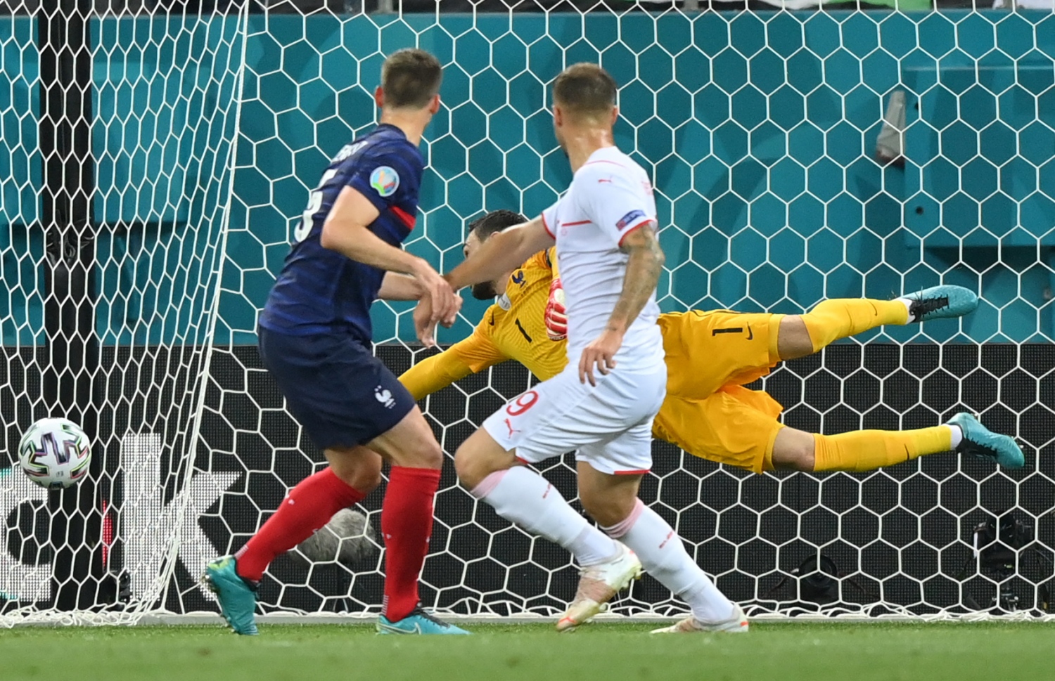 ބުކަރެސްޓް - ޖޫން 28، 2021: ޔޫރޯ 2020 ދެވަނަ ބުރުގެ މެޗުގައި ފްރާންސްގެ ގޯލަށް ސްވިޒަލެންޑުގެ ފުރަތަމަ ލަނޑު ސެފެރޮވިޗް ޖަހަނީ: މެޗުގެ ފުރިހަމަ ވަގުތާއި އިތުރު ވަގުތު 3-3 އިން އެއްވަރުވުމުން ނަތީޖާ ނެރެން ޖެހި ޕެނަލްޓީގައި 5-4 އިން ބަލިވެ ފްރާންސް ކެޓީ އެމްބާޕޭގެ ޕެނަލްޓީ ނާކާމިޔާބުވުމުން. --ފޮޓޯ:އޭއެފްޕީ