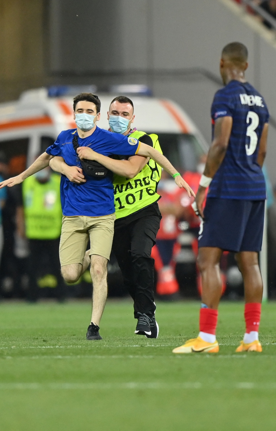 ބުކަރެސްޓް - ޖޫން 28، 2021: ޔޫރޯ 2020 ދެވަނަ ބުރުގައި ފްރާންސް އާއި ސްވިޒަލެންޑް ކުޅުނު މެޗުގައި ދަނޑަށް އެރި ސަޕޯޓަރަކު ސެކިއުރިޓީން ހިފަހައްޓަނީ: މެޗުގެ ފުރިހަމަ ވަގުތާއި އިތުރު ވަގުތު 3-3 އިން އެއްވަރުވުމުން ނަތީޖާ ނެރެން ޖެހި ޕެނަލްޓީ 5-4 އިން ކާމިޔާބު ކުރީ ސްވިޒަލެންޑް. --ފޮޓޯ:އޭއެފްޕީ