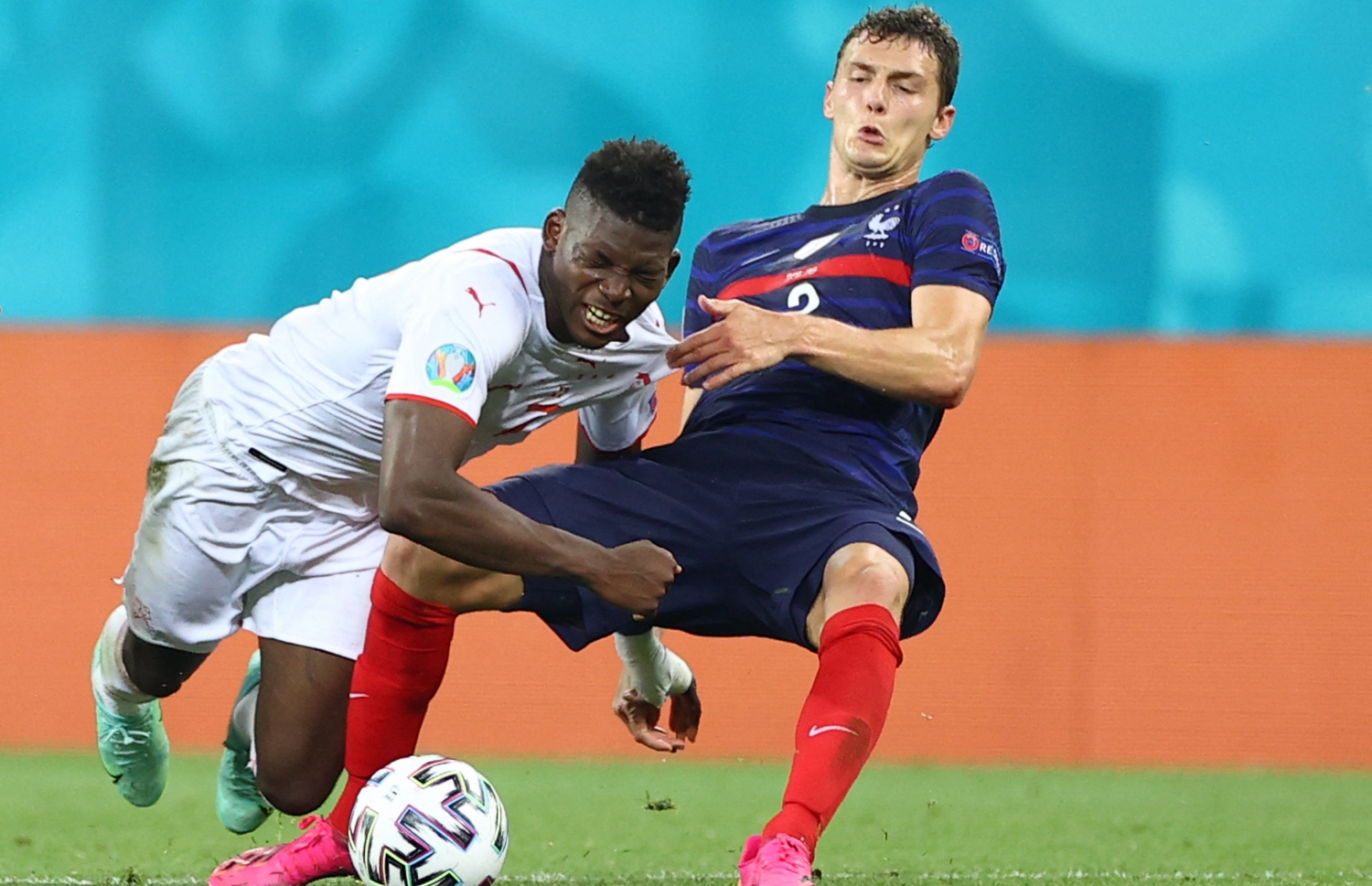 ބުކަރެސްޓް - ޖޫން 28، 2021: ސްވިޒަލެންޑާ ދެކޮޅަށް ކުޅުނު ޔޫރޯ 2020 ދެވަނަ ބުރުގެ މެޗުގައި ފްރާންސްގެ ޑިފެންޑަރު ޕަވާޑް (ކ) އަތުން ބޯޅަ ހޯދަން ސްވިޒަލެންޑުގެ ފޯވާޑް އެމްބޮލޯ މަސައްކަތް ކުރަނީ: މެޗުގެ ފުރިހަމަ ވަގުތާއި އިތުރު ވަގުތު 3-3 އިން އެއްވަރުވުމުން ނަތީޖާ ނެރެން ޖެހި ޕެނަލްޓީގައި 5-4 އިން ބަލިވެ ފްރާންސް ކެޓީ އެމްބާޕޭގެ ޕެނަލްޓީ ނާކާމިޔާބުވުމުން. --ފޮޓޯ:އޭއެފްޕީ