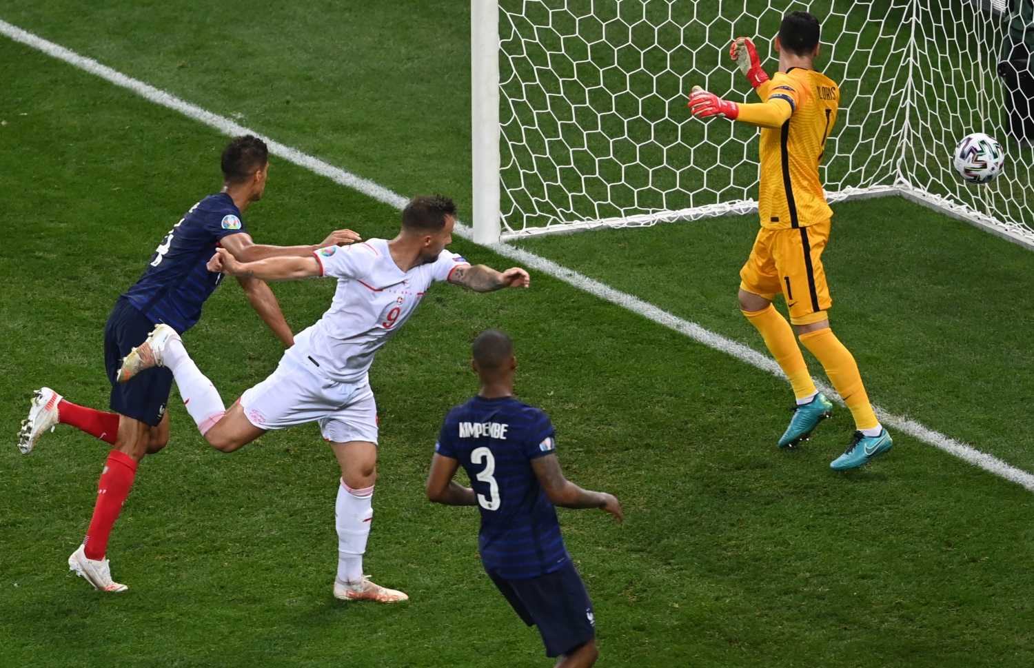 ބުކަރެސްޓް - ޖޫން 28، 2021: ޔޫރޯ 2020 ދެވަނަ ބުރުގައި ފްރާންސްއާ ދެކޮޅަށް ކުޅުނު މެޗުގައި ސްވިޒަލެންޑުގެ ފޯވާޑް ސެފެރޯވިޗް ބޮލުން ލަނޑު ޖަހަނީ: މެޗުގެ ފުރިހަމަ ވަގުތާއި އިތުރު ވަގުތު 3-3 އިން އެއްވަރުވުމުން ނަތީޖާ ނެރެން ޖެހި ޕެނަލްޓީގައި 5-4 އިން ބަލިވެ ފްރާންސް ކެޓީ އެމްބާޕޭގެ ޕެނަލްޓީ ނާކާމިޔާބުވުމުން. --ފޮޓޯ:އޭއެފްޕީ