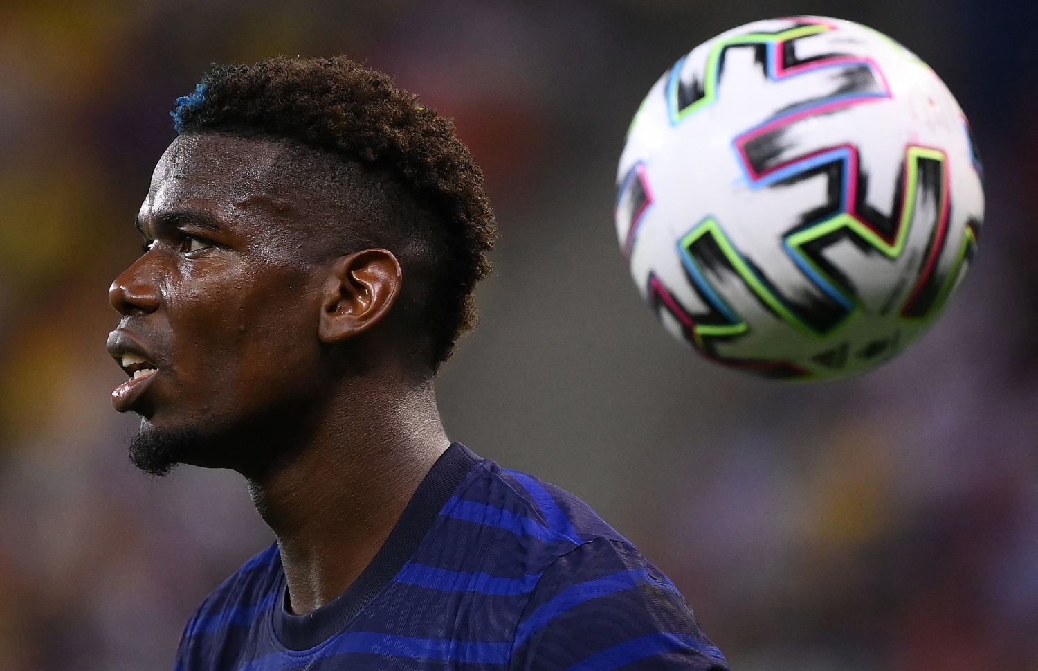 ބުކަރެސްޓް - ޖޫން 28، 2021: ސްވިޒަލެންޑާ ދެކޮޅަށް ކުޅުނު ޔޫރޯ 2020 ދެވަނަ ބުރުގެ މެޗުގައި ފްރާންސްގެ މިޑްފީލްޑަރު ޕޯލް ޕޮގްބާ: މެޗުގެ ފުރިހަމަ ވަގުތާއި އިތުރު ވަގުތު 3-3 އިން އެއްވަރުވުމުން ނަތީޖާ ނެރެން ޖެހި ޕެނަލްޓީގައި 5-4 އިން ބަލިވެ ފްރާންސް ކެޓީ އެމްބާޕޭގެ ޕެނަލްޓީ ނާކާމިޔާބުވުމުން. --ފޮޓޯ:އޭއެފްޕީ