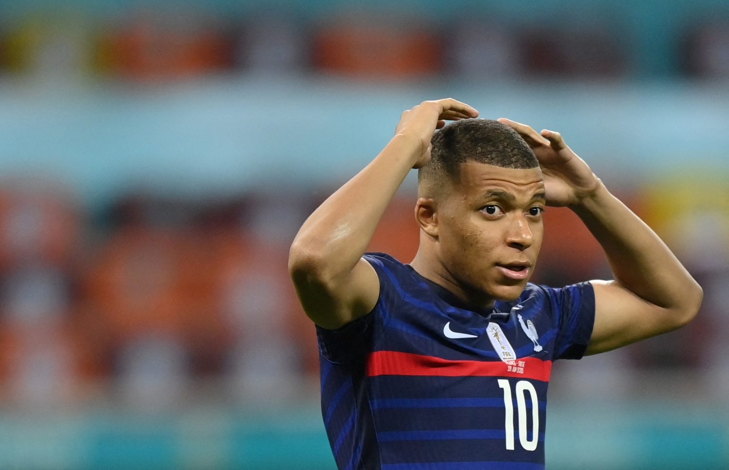 ބުކަރެސްޓް - ޖޫން 28، 2021: ސްވިޒަލެންޑާ ދެކޮޅަށް ކުޅުނު ޔޫރޯ 2020 ދެވަނަ ބުރުގެ މެޗުގައި ފްރާންސްގެ ފޯވާޑް ކިލިއަން އެމްބާޕޭ ޕެނަލްޓީ ނާކާމިޔާބުވުމުން ދެރަވެފައި: މެޗުގެ ފުރިހަމަ ވަގުތާއި އިތުރު ވަގުތު 3-3 އިން އެއްވަރުވުމުން ނަތީޖާ ނެރެން ޖެހި ޕެނަލްޓީގައި 5-4 އިން ބަލިވެ ފްރާންސް ކެޓީ އެމްބާޕޭގެ ޕެނަލްޓީ ނާކާމިޔާބުވުމުން. --ފޮޓޯ:އޭއެފްޕީ