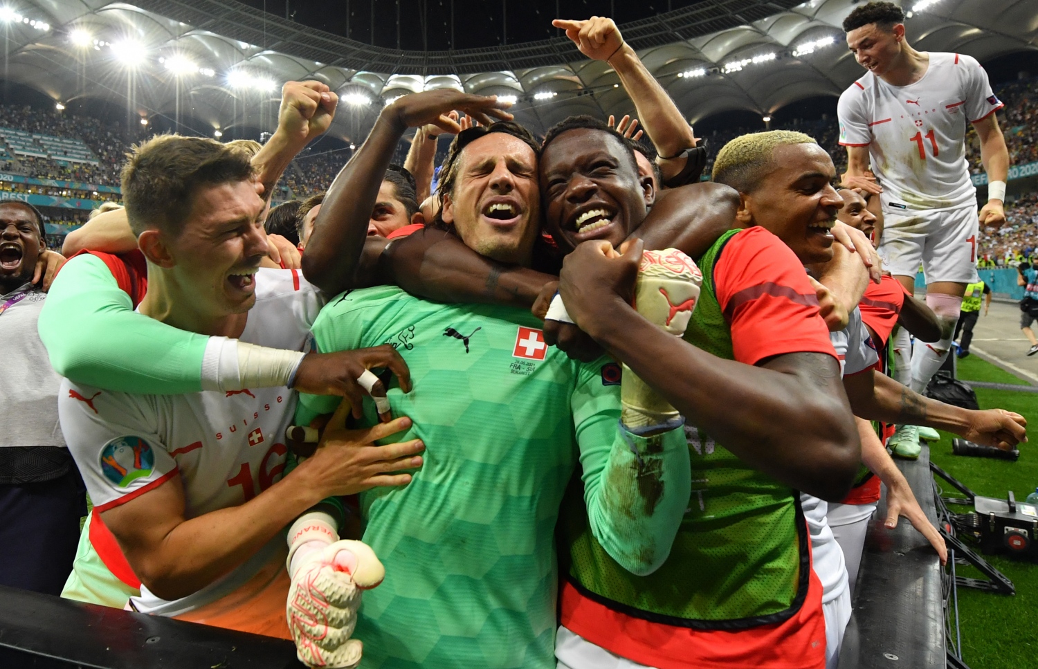 ބުކަރެސްޓް - ޖޫން 28، 2021: ޔޫރޯ 2020 ދެވަނަ ބުރުގައި ފްރާންސާ ދެކޮޅަށް ކުޅުނު މެޗު ޕެނަލްޓީން ކާމިޔާބު ކުރުމަށް ފަހު ސްވިޒަލެންޑުގެ ކުޅުންތެރިން އުފާފާޅު ކުރަނީ: މެޗުގެ ފުރިހަމަ ވަގުތާއި އިތުރު ވަގުތު 3-3 އިން އެއްވަރުވުމުން ނަތީޖާ ނެރެން ޖެހި ޕެނަލްޓީގައި 5-4 އިން ބަލިވެ ފްރާންސް ކެޓީ އެމްބާޕޭގެ ޕެނަލްޓީ ނާކާމިޔާބުވުމުން. --ފޮޓޯ:އޭއެފްޕީ