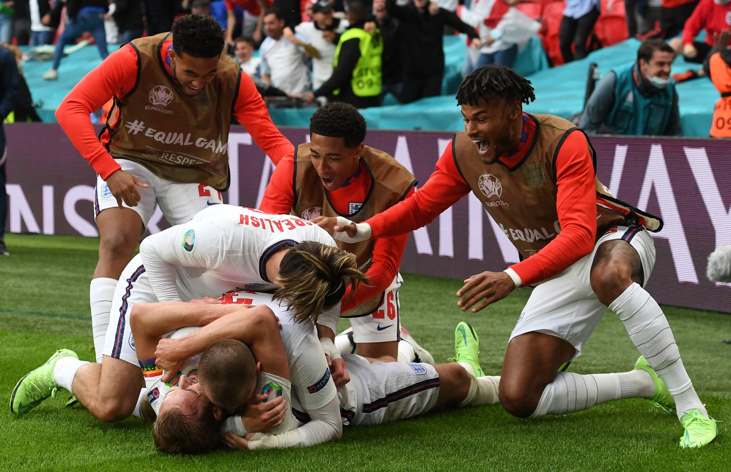 ލަންޑަން - ޖޫން 29، 2021: ޔޫރޯ 2020 ގެ ދެވަނަ ބުރުގައި ޖަރުމަނާ ދެކޮޅަށް ކުޅުނު މެޗުގައި އިންގްލެންޑުގެ ދެ ވަނަ ގޯލަށް ފަހު އުފާ ފާޅުކުރަނީ: ކުއާޓާ ފައިނަލްގައި އިންގްލެންޑް ކުޅެން ޖެހޭނީ ޔޫކްރޭންއާ ދެކޮޅަށް. --ފޮޓޯ:އޭއެފްޕީ