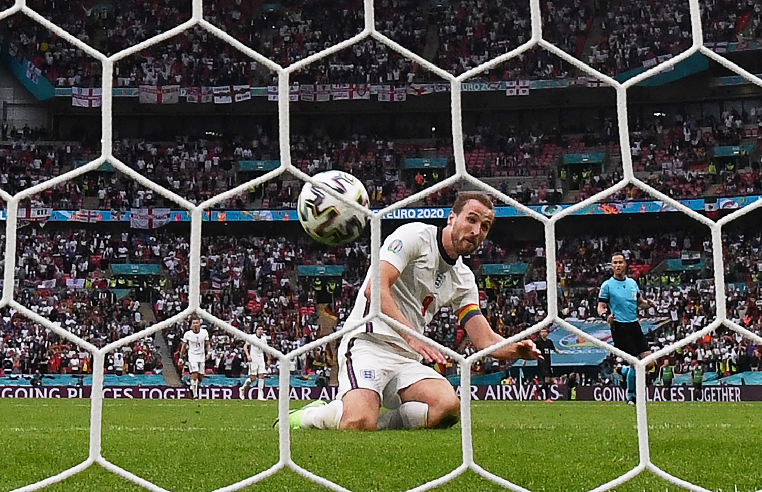 ލަންޑަން - ޖޫން 29، 2021: ޔޫރޯ 2020 ގެ ދެވަނަ ބުރުގައި ޖަރުމަނާ ދެކޮޅަށް ކުޅުނު މެޗުގައި ފޯވާޑް ހެރީ ކޭން ލަނޑު ޖަހަނީ: ކުއާޓާ ފައިނަލްގައި އިންގްލެންޑް ކުޅެން ޖެހޭނީ ޔޫކްރޭންއާ ދެކޮޅަށް. --ފޮޓޯ:އޭއެފްޕީ