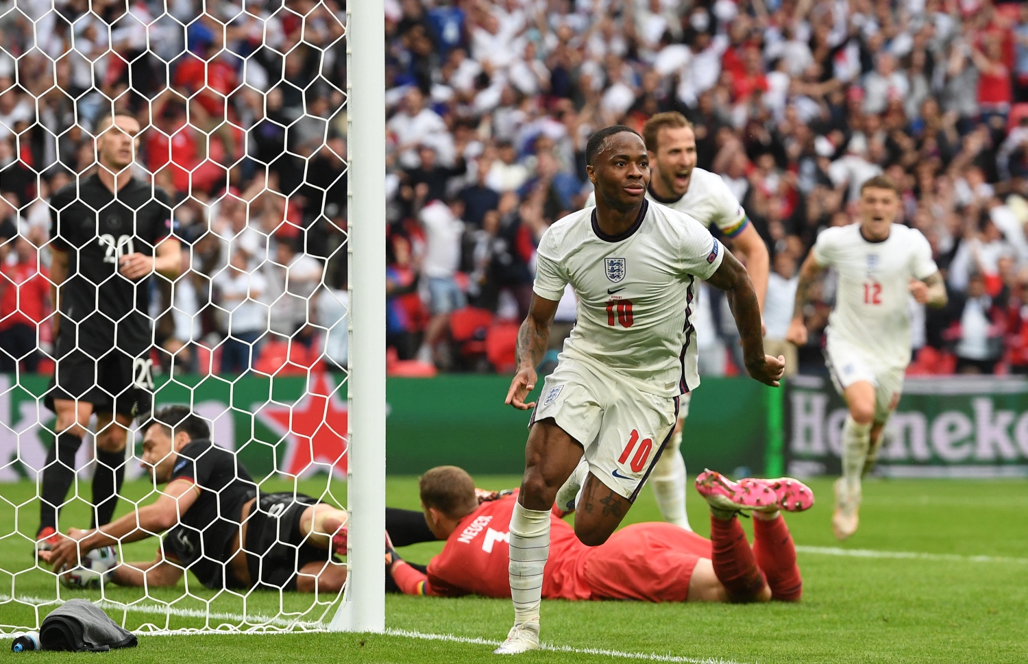 ލަންޑަން - ޖޫން 29، 2021: ޔޫރޯ 2020 ގެ ދެވަނަ ބުރުގައި ޖަރުމަނާ ދެކޮޅަށް ކުޅުނު މެޗުގައި ރަހީމް ސްޓާލިން ލަނޑު ޖެހުމަށް ފަހު އުފާފާޅު ކުރަނީ: ކުއާޓާ ފައިނަލްގައި އިންގްލެންޑް ކުޅެން ޖެހޭނީ ޔޫކްރޭންއާ ދެކޮޅަށް. --ފޮޓޯ:އޭއެފްޕީ