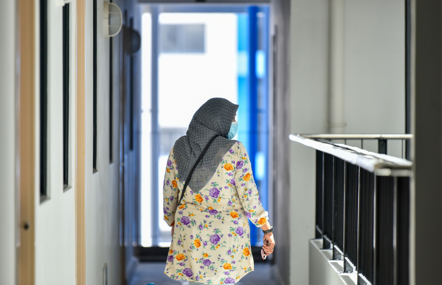 ހިޔާ ފްލެޓްގެ ކޮރިޑޯގައި މީހަކު ހިނގާފައި ދަނީ: ފްލެޓްތަކުގެ މަހު ކުލި ކުރިއަށް އޮތް ހަތް އަހަރަށް ވަނީ ކުޑަކޮށްދީފައި. -- ފޮޓޯ: މިހާރު