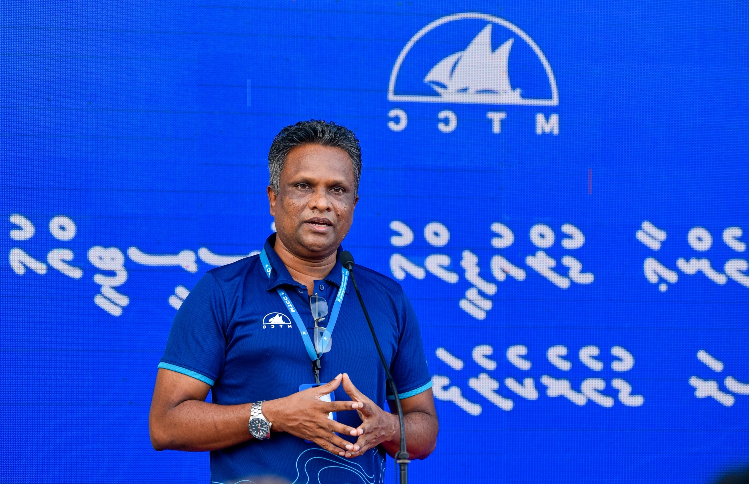 އެމްޓީސީސީއާ ބަހުގެ ހިދުމަތް ހަވާލު ކުރެއްވުމަށް ބޭއްވި ރަސްމިއްޔާތުގައި އެ ކުންފުނީގެ ސީއީއޯ އާޒިމް ވާހަކަދައްކަވަނީ-- ފޮޓޯ: އަހުމަދު އަވްޝަން/މިހާރު