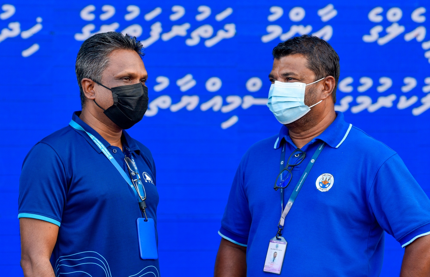 އެމްޕީއެލްގެ ސީއީއޯ ޝާހިދު (ކ) އާއި އެމްޓީސީސީގެ ސީއީއޯ އާޒިމް (ވ) މަޝްވަރާ ކުރައްވަނީ-- ފޮޓޯ: އަހުމަދު އަވްޝަން/މިހާރު