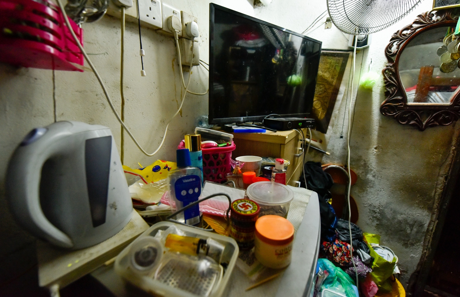 ހައްވައްތަ، އޭނާ ދިރިއުޅޭ ކޮޓަރި: މި ތަން ހުރީ އެކި ސާމާނުން ފުރި ބާރުވެފައި..-- ފޮޓޯ: އަހުމަދު އަވްޝަން/ މިހާރު