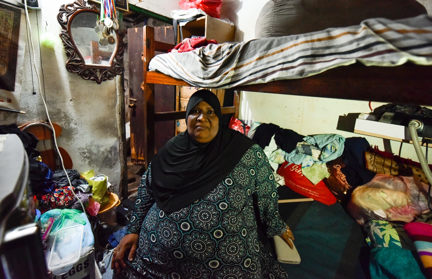 ހައްވައްތަ، އޭނާގެ ކޮޓަރީގައި ހުރި އެނދުގައި ޖައްސާލައިގެން: ފްލެޓު ލިބުނު ދުވަހަކީ ހަޔާތުގެ އެންމެ އުފާވެރި ދުވަސްކަމަށް ބުނި.-- ފޮޓޯ: އަހުމަދު އަވްޝަން/ މިހާރު