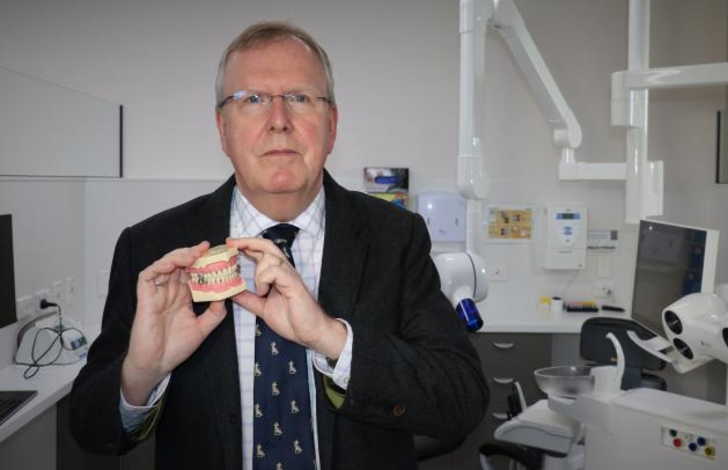 ދަތުގައި ހަރުކުރާ ޑިވައިސް އުފެއްދި ޓީމްގައި އިސްކޮށް މަަސައްކަތްކުރެއްވި ރިސާޗަރު.