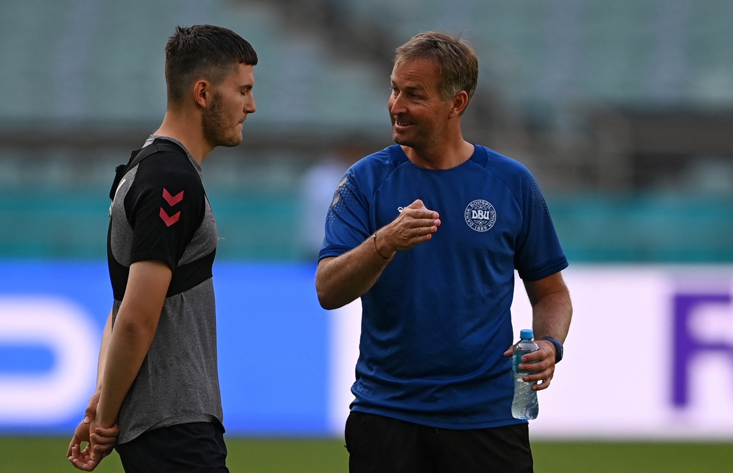 ޑެންމާކުގެ ކޯޗް ހިއުލްމަންޑް އާއި ފޯވަޑް ޖޯނަސް ވިންޑް ޓީމުގެ ޕްރެކްޓިހުގައި --- ފޮޓޯ: އޭއެފްޕީ