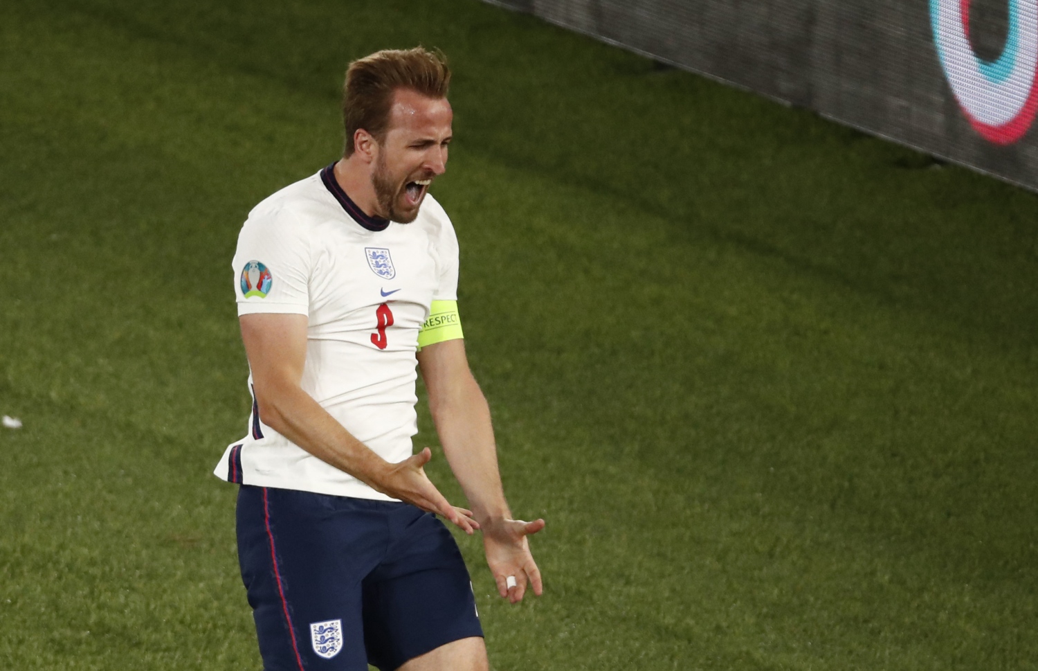 މެޗުގައި އިންގްލެންޑަށް ދެ ލަނޑު ޖަހައިދިން ކެޕްޓަން ކޭން--- ފޮޓޯ: އޭއެފްޕީ