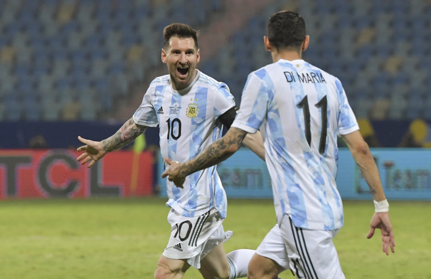 ޑީ މާރިއާ އާއި މެސީ އުފާފާޅު ކުރަނީ --- ފޮޓޯ: އޭއެފްޕީ