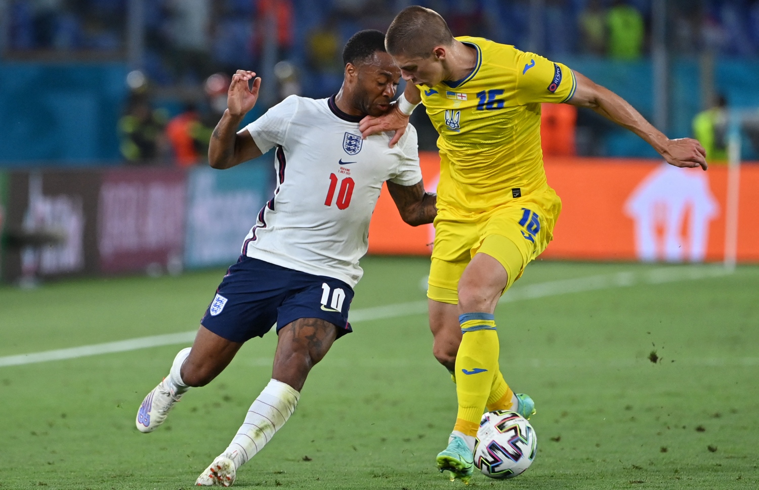 ރޯމް - ޖުލައި 4، 2020: ޔޫރޯ ކުއާޓަ ފައިނަލްގައި އިންގްލެންޑުގެ ފޯވާޑް ސްޓާލިން އާއި ޔޫކްރޭންގެ ޑިފެންޑަރު މިކޮލެންކޯ ބޯޅަ ހޯދަނީ: ސެމީ ފައިނަލްގައި އިންގްލެންޑް ކުޅެން ޖެހޭނީ ޑެންމާކްއާ. --ފޮޓޯ:އޭއެފްޕީ