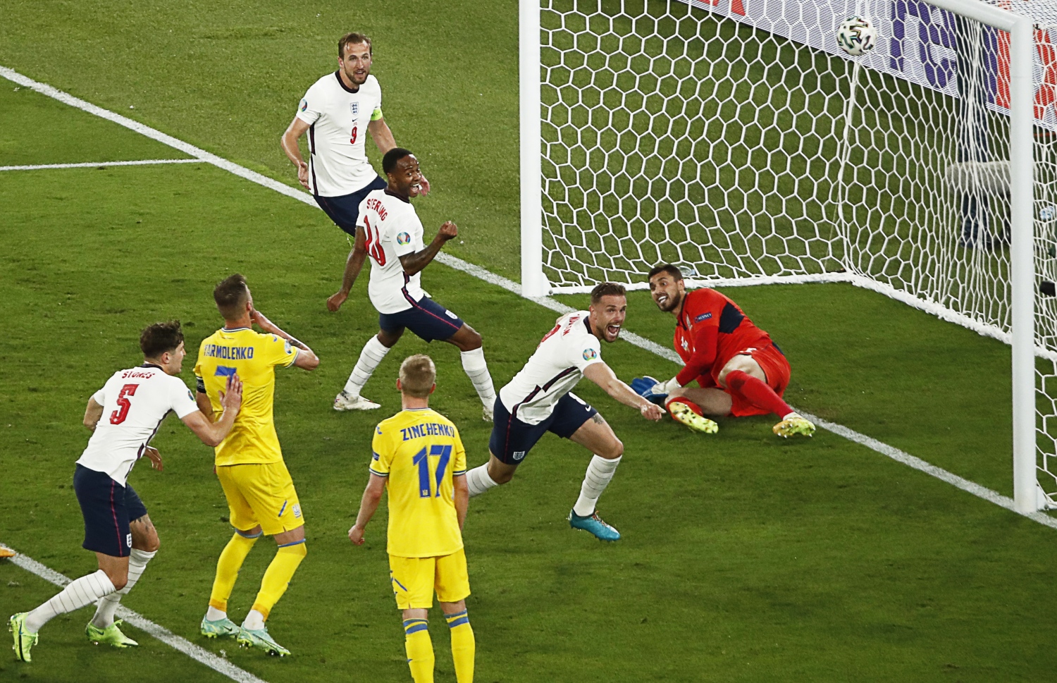 ރޯމް - ޖުލައި 4، 2020: ޔޫރޯ ކުއާޓަ ފައިނަލްގައި އިންގްލެންޑުގެ މިޑްފީލްޑަރު ޖޯޑަން ހެންޑަސަން (ކ-2) ޔޫކްރޭން ކޮޅަށް ލަނޑު ޖެހުމަށް ފަހު އުފާފާޅު ކުރަނީ: ސެމީ ފައިނަލްގައި އިންގްލެންޑް ކުޅެން ޖެހޭނީ ޑެންމާކްއާ. --ފޮޓޯ:އޭއެފްޕީ