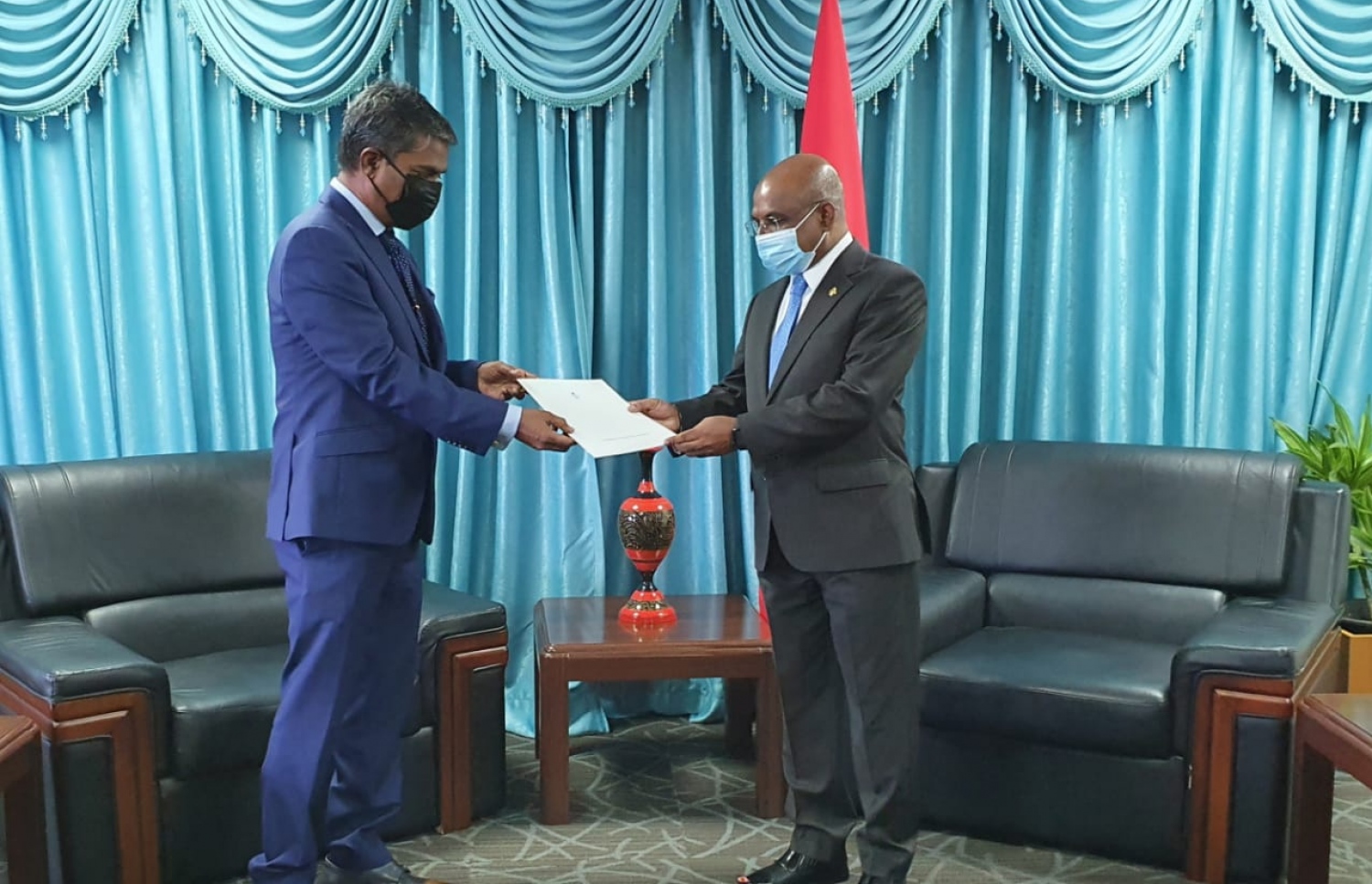 ހަންގޭރީ ސަރުކާރުން ރާއްޖެއަށް ކަނޑައެޅުއްވި އެގައުމުގެ އޮނަރަރީ ކޮންސުލް މުހައްމަދު އަލީ ޖަނާހް އަށް ލިޔުން ހަވާލުކުރައްވަނީ-- ފޮޓޯ: ފޮރިން މިނިސްޓްރީ