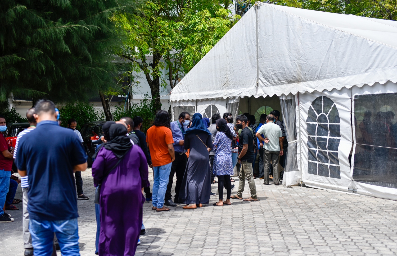 ކޮވިޝީލްޑް ވެކްސިންގެ ދެވަނަ ޑޯޒް ޖެހުމަށް ސޯޝަލް ސެންޓަރު ކައިރީ ގިނަ ބަޔަކު ކިއުގައި ޖެހިފައި-- ފޮޓޯ: އަހުމަދު އަވްޝަން/ މިހާރު