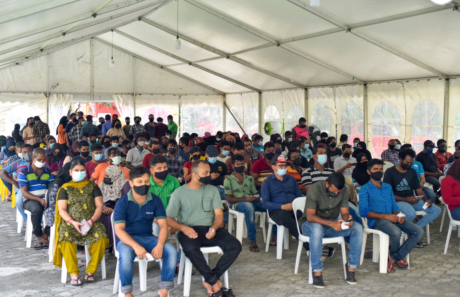 ކޮވިޑުން ދިފާއުވުމަށް ވެކްސިން ޖެހުމަށް ބަޔަކު ކިއުގައި-- ފޮޓޯ: އަހުމަދު އަވްޝަން/ މިހާރު