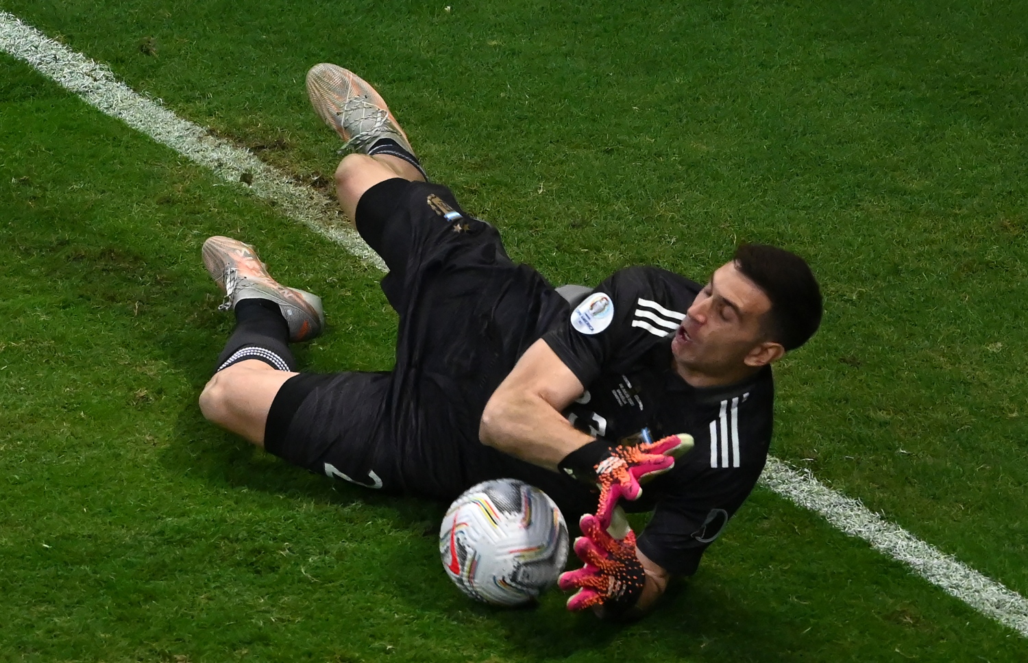 މާޓީނޭޒް ބޯޅަ ސޭވް ކުރަނީ --- ފޮޓޯ: އޭއެފްޕީ