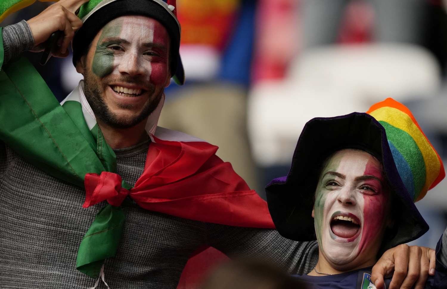 ލަންޑަން - ޖުލައި 6، 2021: ޔޫރޯ 2020 ސެމީ ފައިނަލްގައި އިޓަލީގެ ސަޕޯޓަރުން އުފާފާޅު ކުރަނީ: މެޗުގެ ފުރިހަމަ ވަގުތާއި އިތުރު ވަގުތުގައި 1-1 އިން ދެ ޓީމު އެއްވަރުވުމުން ނަތީޖާ ނެރެން ޖެހި ޕެނަލްޓީން 4-2 އިން ކުރި ހޯދާ އިޓަލީ ވަނީ ފައިނަލުން ޖާގަ ހޯދާފައި. --ފޮޓޯ:އޭއެފްޕީ