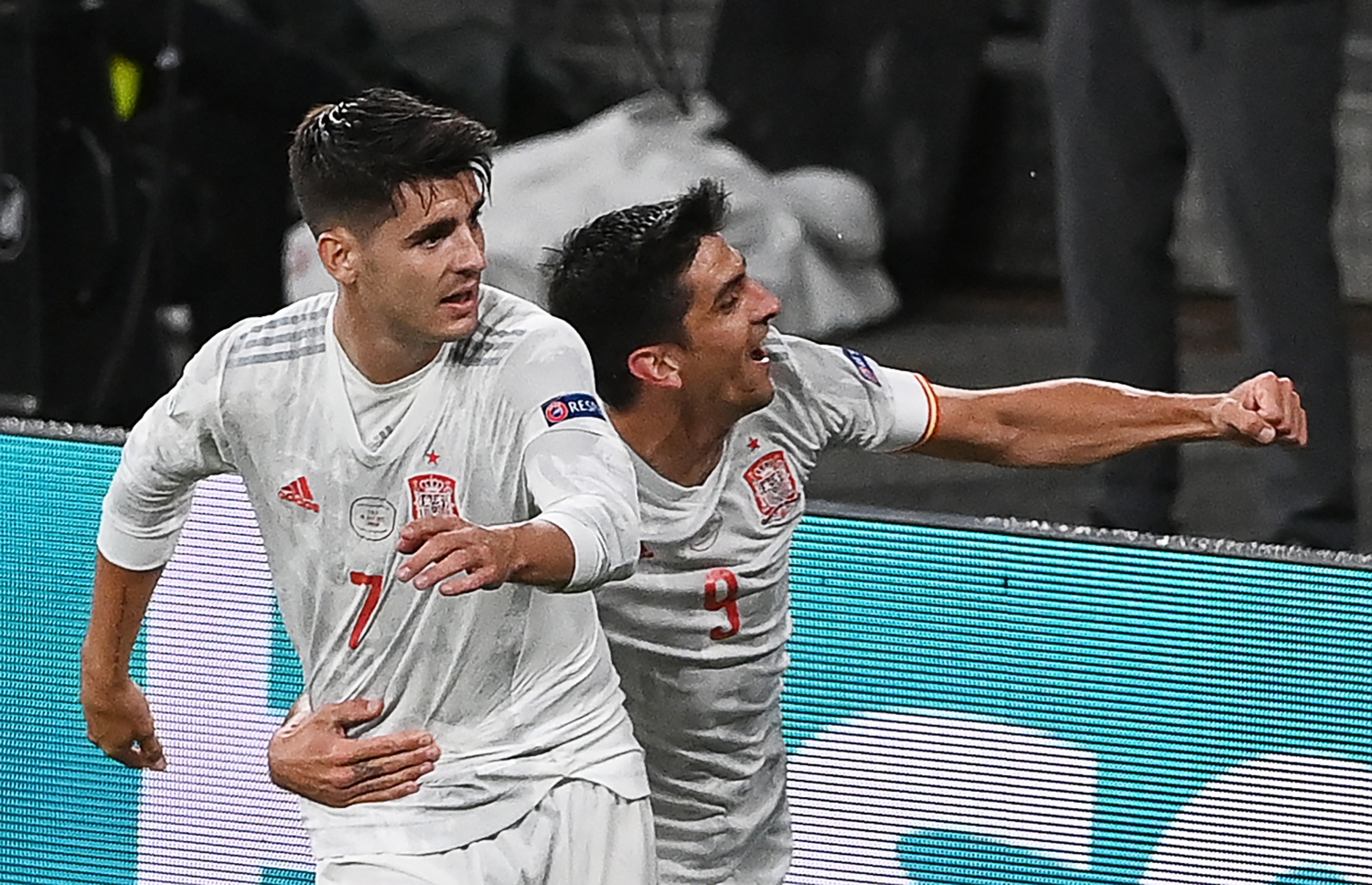 ލަންޑަން - ޖުލައި 6، 2021: ޔޫރޯ 2020 ސެމީ ފައިނަލްގައި އިޓަލީ ކޮޅަށް  ސްޕޭނުގެ އަލްވާރޯ މޮރާޓޯ ލަނޑު ޖެހުމަށް ފަހު އުފާ ފާޅުކުރަނީ: މެޗުގެ ފުރިހަމަ ވަގުތާއި އިތުރު ވަގުތުގައި 1-1 އިން ދެ ޓީމު އެއްވަރުވުމުން ނަތީޖާ ނެރެން ޖެހި ޕެނަލްޓީން 4-2 އިން ކުރި ހޯދާ އިޓަލީ ވަނީ ފައިނަލުން ޖާގަ ހޯދާފައި. --ފޮޓޯ:އޭއެފްޕީ