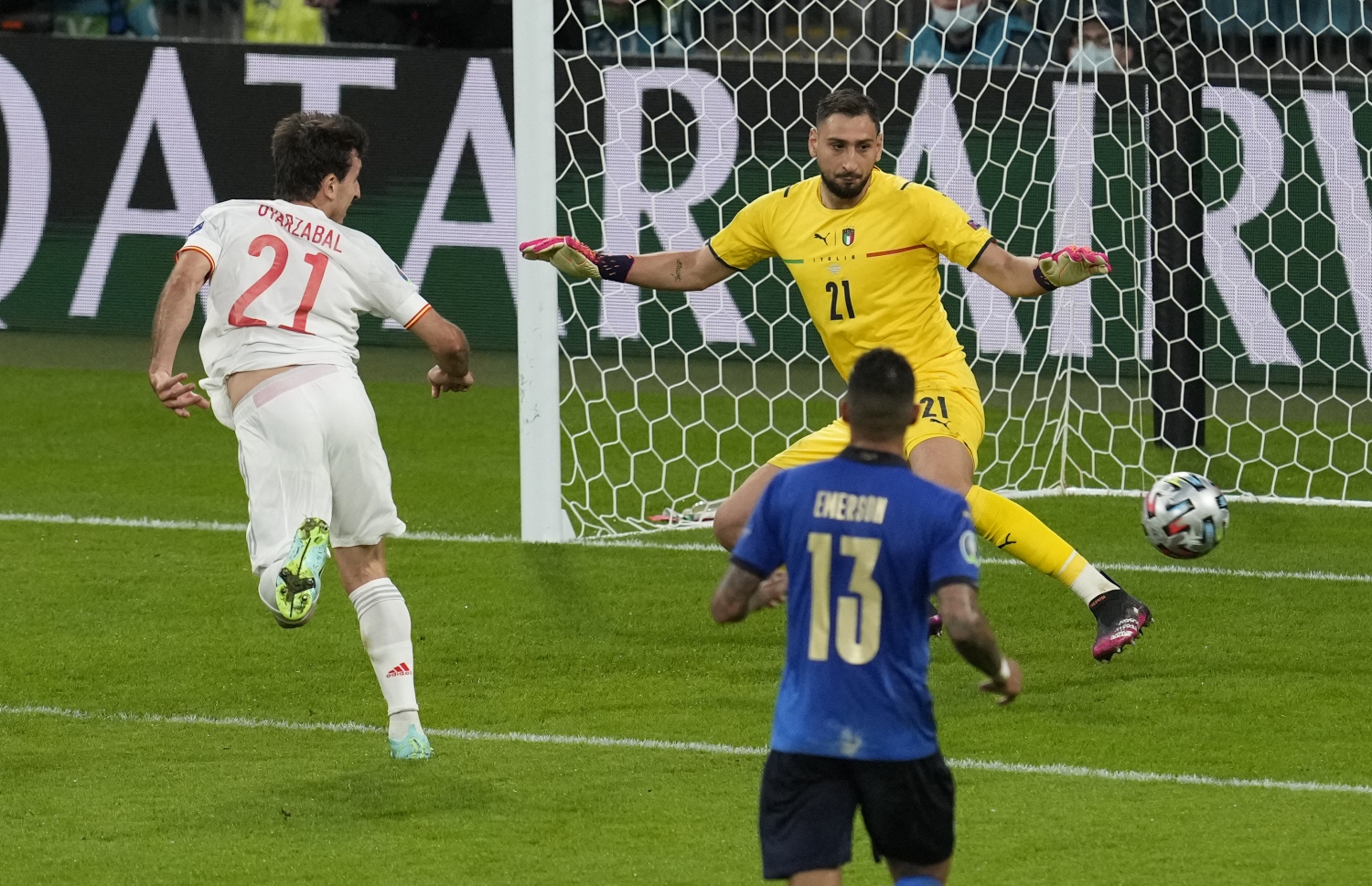 ލަންޑަން - ޖުލައި 6، 2021: ޔޫރޯ 2020 ސެމީ ފައިނަލްގައި އިޓަލީ ކޮޅަށް  ސްޕޭނުން ލަނޑު ޖަހަނީ: މެޗުގެ ފުރިހަމަ ވަގުތާއި އިތުރު ވަގުތުގައި 1-1 އިން ދެ ޓީމު އެއްވަރުވުމުން ނަތީޖާ ނެރެން ޖެހި ޕެނަލްޓީން 4-2 އިން ކުރި ހޯދާ އިޓަލީ ވަނީ ފައިނަލުން ޖާގަ ހޯދާފައި. --ފޮޓޯ:އޭއެފްޕީ