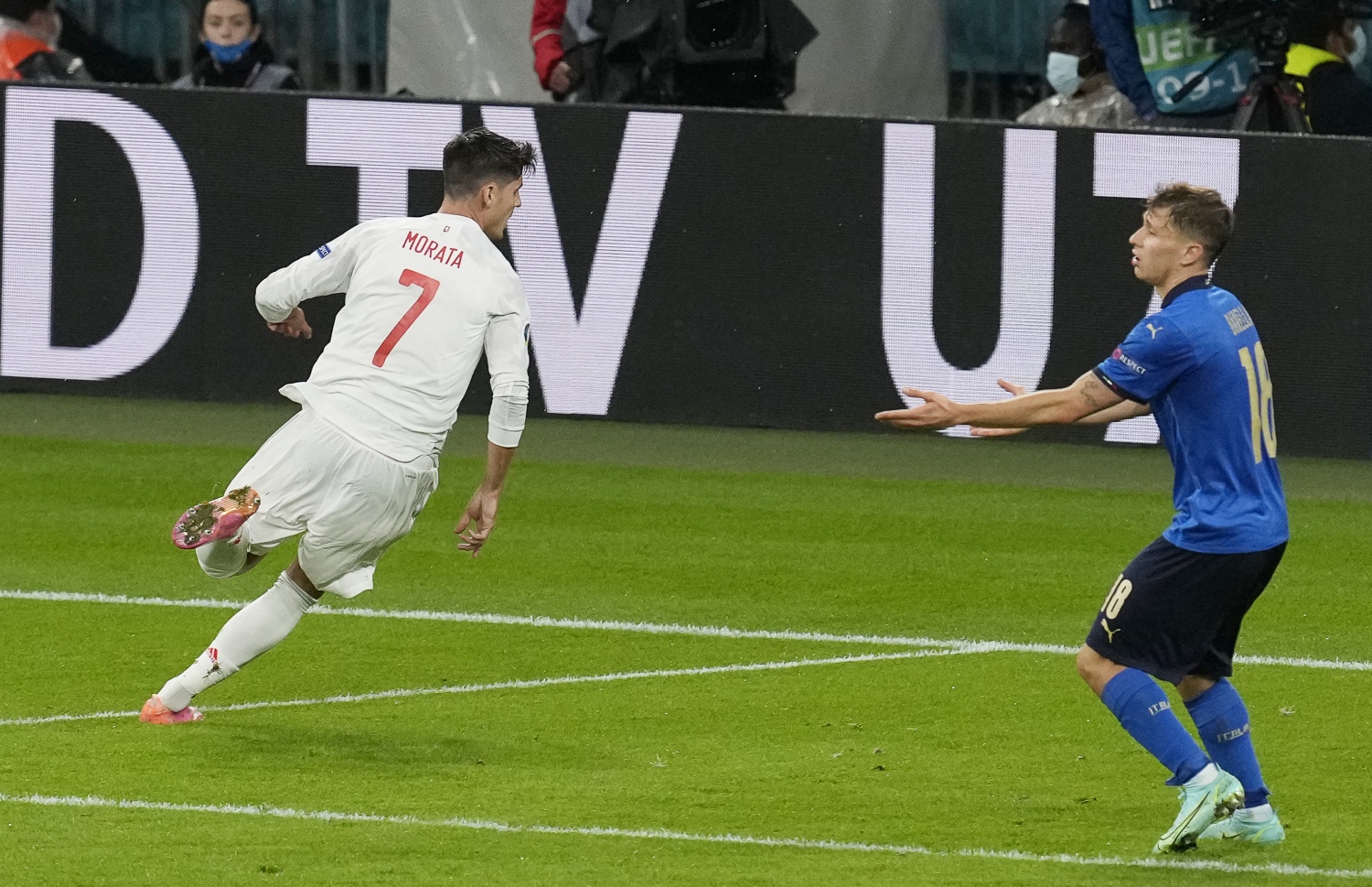 ލަންޑަން - ޖުލައި 6، 2021: ޔޫރޯ 2020 ސެމީ ފައިނަލްގައި އިޓަލީ ކޮޅަށް  ސްޕޭނުގެ އަލްވާރޯ މޮރާޓޯ ލަނޑު ޖެހުމަށް ފަހު އުފާފާޅު ކުރަނީ: މެޗުގެ ފުރިހަމަ ވަގުތާއި އިތުރު ވަގުތުގައި 1-1 އިން ދެ ޓީމު އެއްވަރުވުމުން ނަތީޖާ ނެރެން ޖެހި ޕެނަލްޓީން 4-2 އިން ކުރި ހޯދާ އިޓަލީ ވަނީ ފައިނަލުން ޖާގަ ހޯދާފައި. --ފޮޓޯ:އޭއެފްޕީ