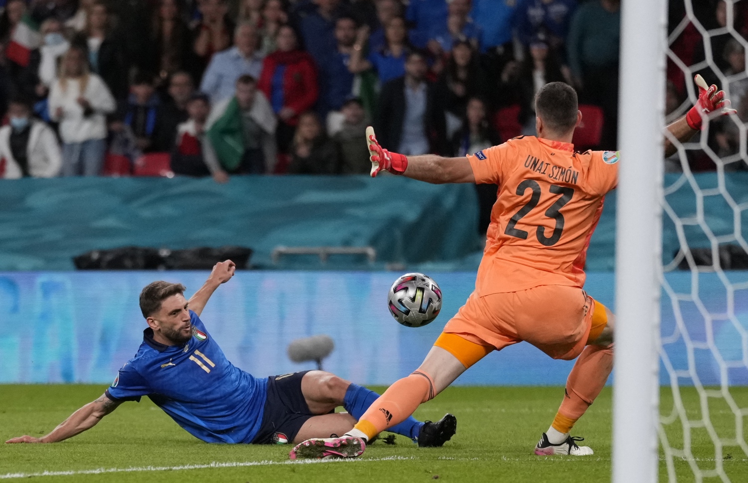 ލަންޑަން - ޖުލައި 6، 2021: ޔޫރޯ 2020 ސެމީ ފައިނަލްގައި އިޓަލީގެ ބެރާޑީ (ލ) ލަނޑު ޖަހަނީ: މެޗުގެ ފުރިހަމަ ވަގުތާއި އިތުރު ވަގުތުގައި 1-1 އިން ދެ ޓީމު އެއްވަރުވުމުން ނަތީޖާ ނެރެން ޖެހި ޕެނަލްޓީން 4-2 އިން ކުރި ހޯދާ އިޓަލީ ވަނީ ފައިނަލުން ޖާގަ ހޯދާފައި. --ފޮޓޯ:އޭއެފްޕީ