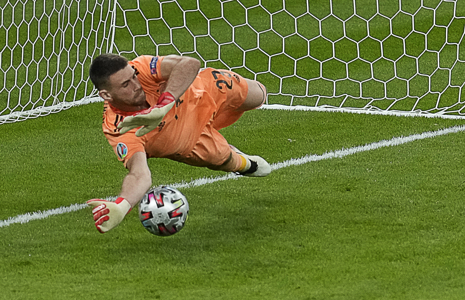 ލަންޑަން - ޖުލައި 6، 2021: ޔޫރޯ 2020 ސެމީ ފައިނަލްގައި އިޓަލީގެ ޕެނަލްޓީއެއް ސްޕޭނުގެ ކީޕަރު ސިމޮން މަތަކުރަނީ: މެޗުގެ ފުރިހަމަ ވަގުތާއި އިތުރު ވަގުތުގައި 1-1 އިން ދެ ޓީމު އެއްވަރުވުމުން ނަތީޖާ ނެރެން ޖެހި ޕެނަލްޓީން 4-2 އިން ކުރި ހޯދާ އިޓަލީ ވަނީ ފައިނަލުން ޖާގަ ހޯދާފައި. --ފޮޓޯ:އޭއެފްޕީ