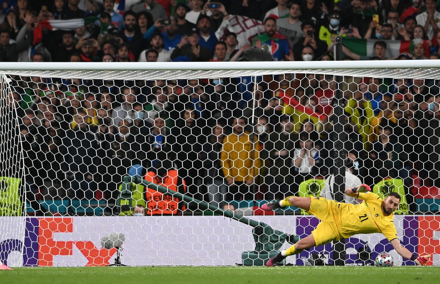 ލަންޑަން - ޖުލައި 6، 2021: ޔޫރޯ 2020 ސެމީ ފައިނަލްގައި އިޓަލީ ކޮޅަށް  ސްޕޭނުގެ އަލްވާރޯ މޮރާޓޯ ޖެހި ޕެނަލްޓީ ކީޕަރު ޑޮނަރުއްމާ މަތަކުރަނީ: މެޗުގެ ފުރިހަމަ ވަގުތާއި އިތުރު ވަގުތުގައި 1-1 އިން ދެ ޓީމު އެއްވަރުވުމުން ނަތީޖާ ނެރެން ޖެހި ޕެނަލްޓީން 4-2 އިން ކުރި ހޯދާ އިޓަލީ ވަނީ ފައިނަލުން ޖާގަ ހޯދާފައި. --ފޮޓޯ:އޭއެފްޕީ