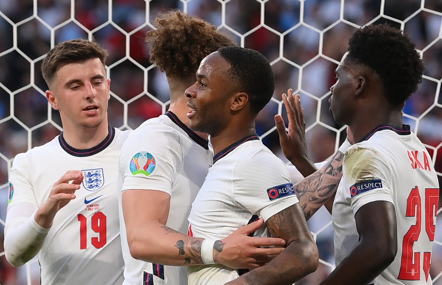 އިނގުލެންޑުގެ ފުރަތަމަ ލަނޑަށް ފަހު އުފާ ފާޅު ކުރަނީ --- ފޮޓޯ: އޭއެފްޕީ