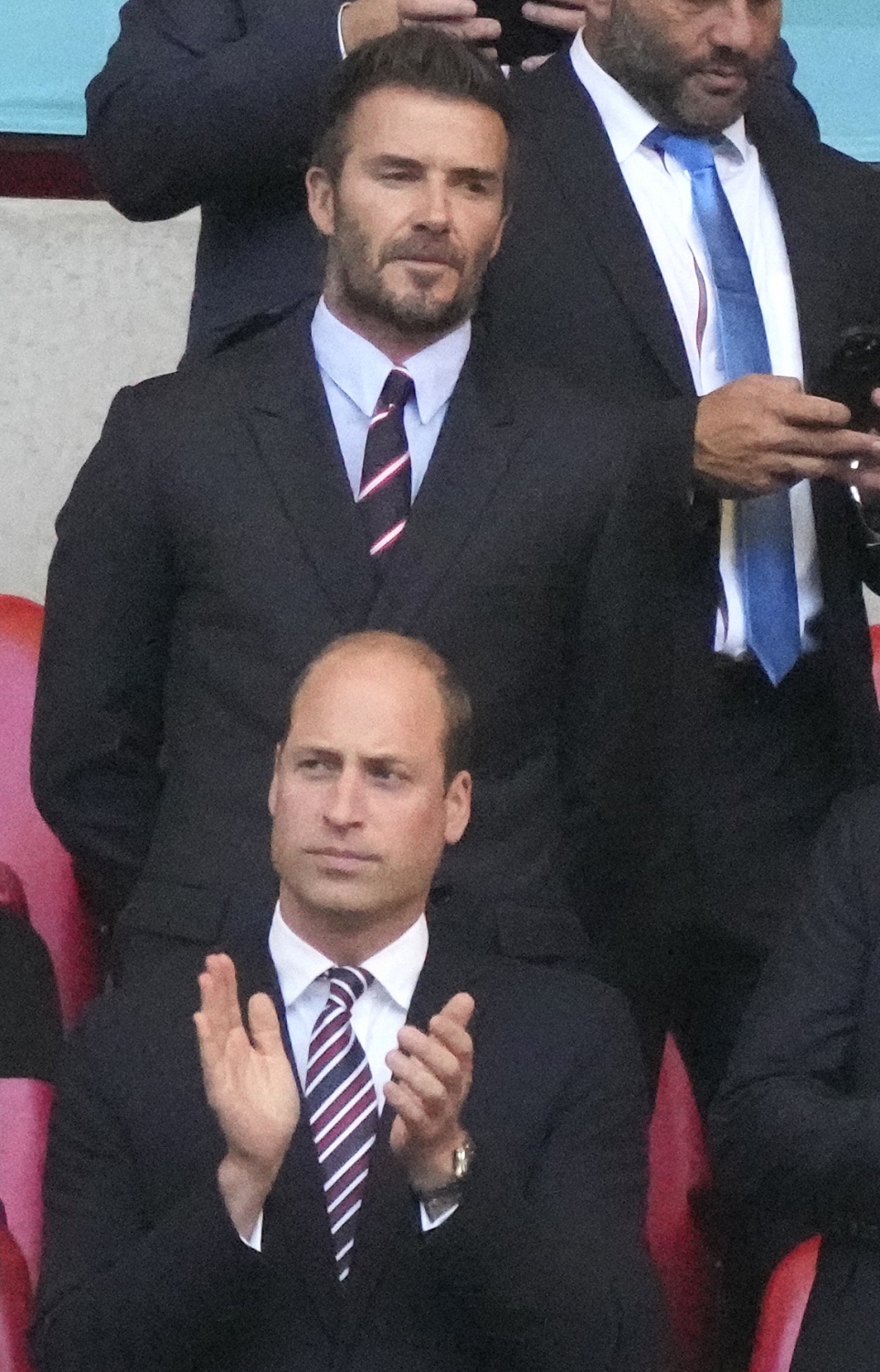 ލަންޑަން - ޖުލައި 7، 2021: ޔޫރޯ ސެމީ ފައިނަލްގައި ޑެންމާކާ ދެކޮޅަށް އިންގްލެންޑް ކުޅުނު މެޗުގައި ޑޭވިޑް ބެކަމް އަދި ޕްރިންސް ވިލިއަމް ޓީމަށް ތަރުހީބު ދެއްވަނީ. --ފޮޓޯ:އޭއެފްޕީ