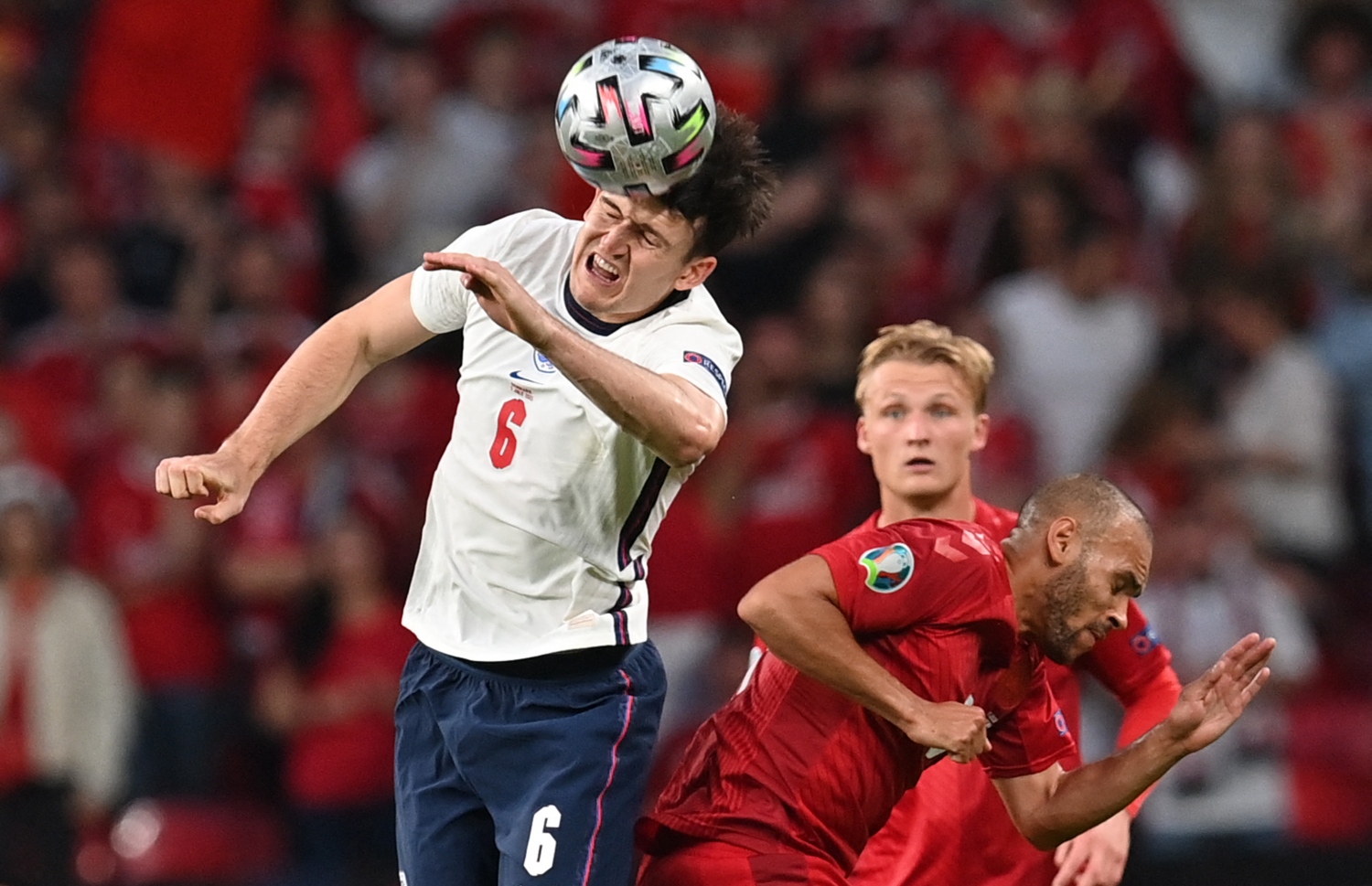 ލަންޑަން - ޖުލައި 7، 2021: ޔޫރޯ ސެމީ ފައިނަލްގައި ޑެންމާކާ ދެކޮޅަށް ކުޅުނު މެޗުގައި އިންގްލެންޑުގެ ޑިފެންޑަރު މެގުއާ ބޮލުން ބޯޅައިގައި ޖަހަނީ: ޑެންމާކް އަތުން 2-1 އިން މޮޅުވި އިންގްލެންޑް ފައިނަލްގައި ބައްދަލު ކުރާނީ އިޓަލީއާ. --ފޮޓޯ:އޭއެފްޕީ