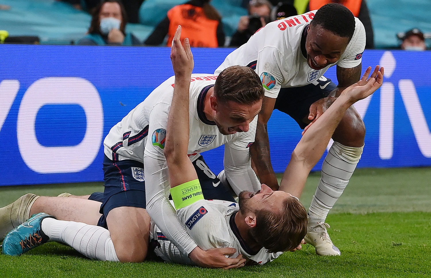 ލަންޑަން - ޖުލައި 7، 2021: ޔޫރޯ ސެމީ ފައިނަލްގައި ޑެންމާކް ކޮޅަށް ލަނޑު ޖެހުމަށް ފަހު އިންގްލެންޑުގެ ކުޅުންތެރިން އުފާފާޅު ކުރަނީ: ޑެންމާކް އަތުން 2-1 އިން މޮޅުވި އިންގްލެންޑް ފައިނަލްގައި ބައްދަލު ކުރާނީ އިޓަލީއާ. --ފޮޓޯ:އޭއެފްޕީ