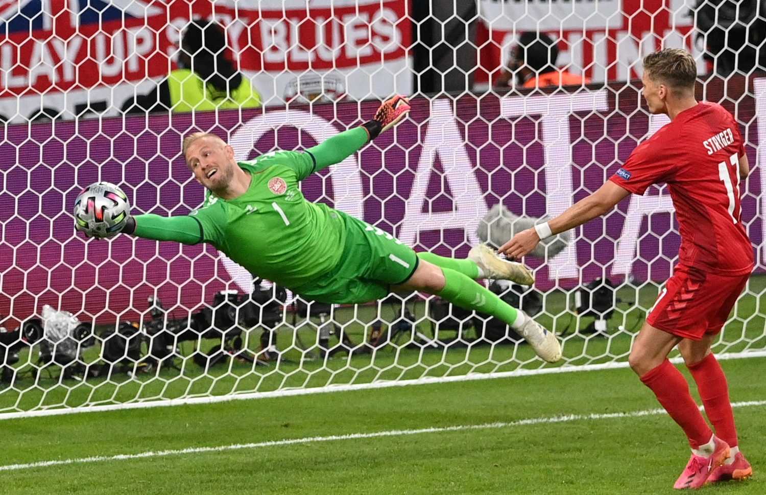 ލަންޑަން - ޖުލައި 7، 2021: ޔޫރޯ ސެމީ ފައިނަލްގައި ޑެންމާކް ކޮޅަށް އިންގްލެންޑުގެ ކުޅުންތެރިން ކުރި ޝޫޓެއް ކީޕަރު ކެސްޕާ ޝްމައިކަލް ދިފާއު ކުރަނީ: ޑެންމާކް އަތުން 2-1 އިން މޮޅުވި އިންގްލެންޑް ފައިނަލްގައި ބައްދަލު ކުރާނީ އިޓަލީއާ. --ފޮޓޯ:އޭއެފްޕީ