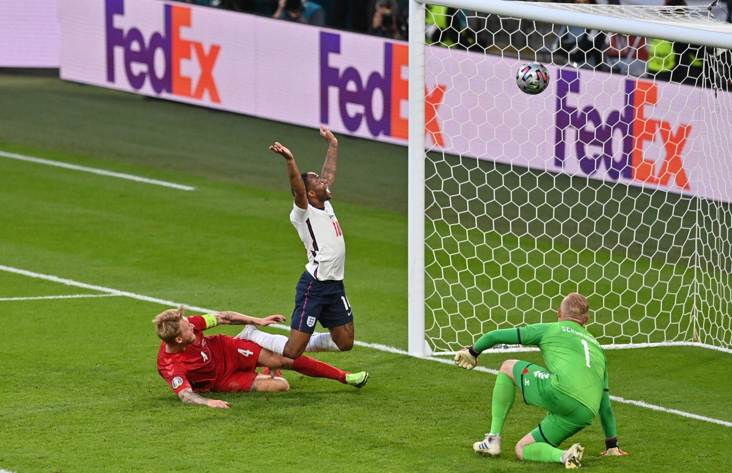 ލަންޑަން - ޖުލައި 7، 2021: ޔޫރޯ ސެމީ ފައިނަލްގައި ޑެންމާކް ކޮޅަށް އިންގްލެންޑުގެ ފުރަތަމަ ލަނޑު ޖަހަނީ: ޑެންމާކް އަތުން 2-1 އިން މޮޅުވި އިންގްލެންޑް ފައިނަލްގައި ބައްދަލު ކުރާނީ އިޓަލީއާ. --ފޮޓޯ:އޭއެފްޕީ