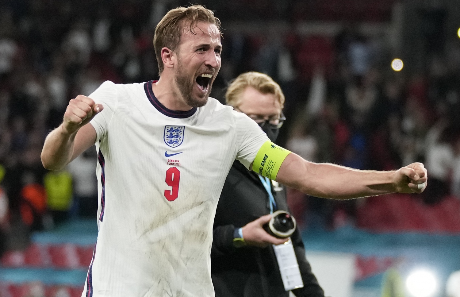 ލަންޑަން - ޖުލައި 7، 2021: ޔޫރޯ ސެމީ ފައިނަލްގައި ޑެންމާކް ކޮޅަށް ލަނޑު ޖެހުމަށް ފަހު އިންގްލެންޑުގެ ކެޕްޓަން ހެރީ ކޭން (ކ) އުފާފާޅު ކުރަނީ: ޑެންމާކް އަތުން 2-1 އިން މޮޅުވި އިންގްލެންޑް ފައިނަލްގައި ބައްދަލު ކުރާނީ އިޓަލީއާ. --ފޮޓޯ:އޭއެފްޕީ