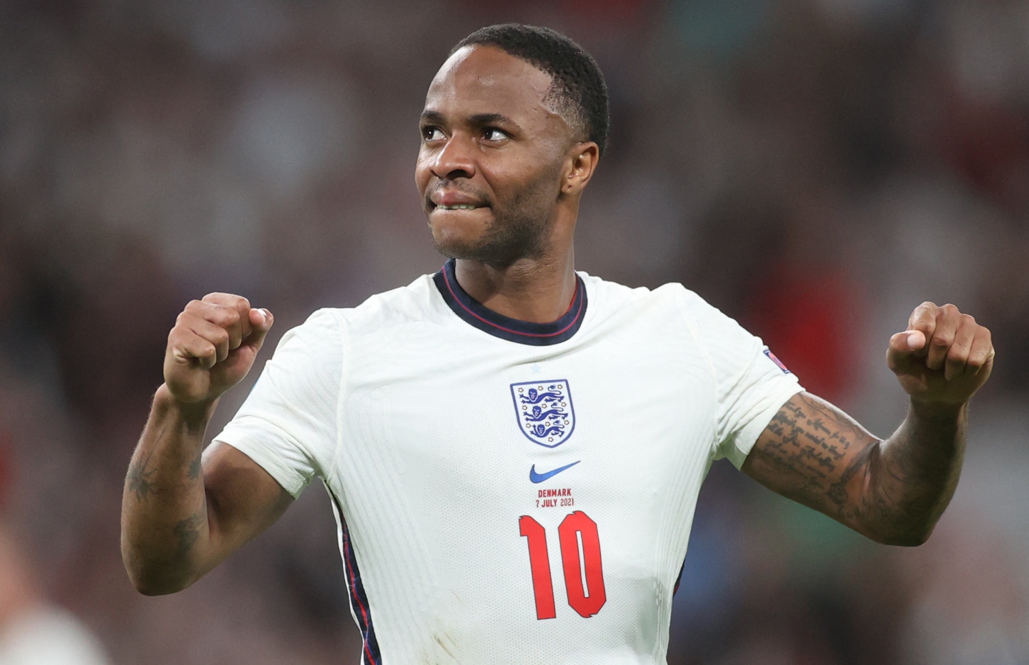 ލަންޑަން - ޖުލައި 7، 2021: ޔޫރޯ ސެމީ ފައިނަލްގައި ޑެންމާކު ކޮޅަށް ލަނޑު ޖެހުމަށް ފަހު އިންގްލެންޑުގެ ފޯވާޑް ސްޓާލިން އުފާފާޅު ކުރަނީ: ފައިނަލްގައި އިންގްލެންޑާ ބައްދަލު ކުރާނީ އިޓަލީ. --ފޮޓޯ:އޭއެފްޕީ