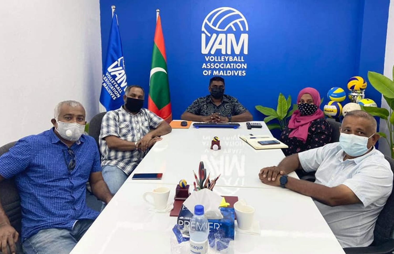 ކުނޑި (ކ) އާއި ޝިމާދު (ވ)، ވީއޭއެމްގެ ރައީސް ރަނޭޝް ބައްދަލު ކުރައްވަނީ --- ފޮޓޯ: ވީއޭއެމް