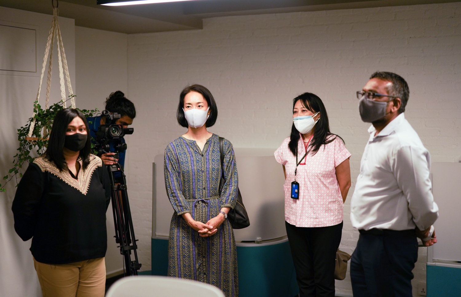 ކ-ވ އިކޮނޮމިކް މިނިސްޓަރު ފައްޔާޒު އާއި ޖަޕާނު އެމްބަސީގެ އިކޮނޮމިކް ކޯޕަރޭޝަން ހެޑް، ނައޯކޯ ޔުޒާވާ އާއި ޔޫއެންޑީޕީން ރާއްޖެ އަށް ކަނޑައަޅުއްވާފައި ހުންނަވާ ރެސިޑެންޓް ރެޕްރެޒެންޓޭޓިވް ވެރާ ހަކީމް ވޯކް ސްޕޭސް ހުޅުއްވުމަށްފަހު ވާހަކަދައްކަވަނީ-- ފޮޓޯ: ބީސީސީ